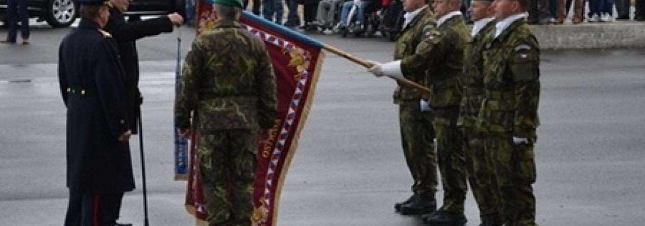 dekorovani-praporu-krajskeho-vojenskeho-velitelstvi-ostrava_4.jpg