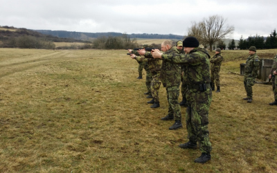 Záložníci i profesionálové drilovali střelbu z pistole CZ 75 Phantom