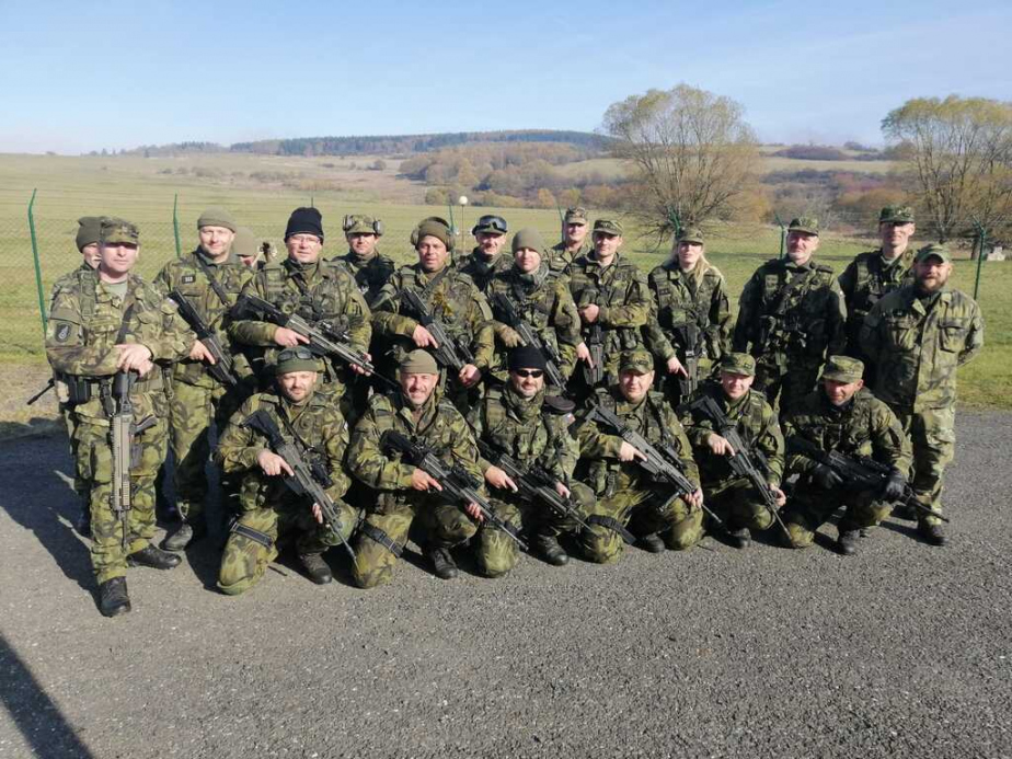 spolecna-fotografie-zalozniku-s-instruktory-141-zasobovaciho-praporu-autor-kapitan-libor-bohacek.jpg