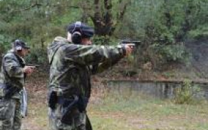 Příslušníci AZ VP na střelnici