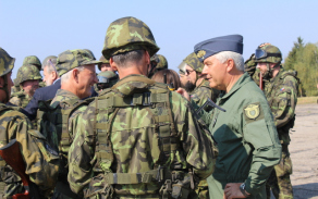 Velitel vzdušných sil brigádní generál Jaromír Šebesta v rozhovoru s vojáky.