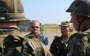 Předseda výboru pro obranu David Kádner a velitel roty AZ major Jozef Randiak při diskuzi s příslušníky aktivní zálohy.