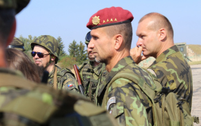 Poradce NGŠ AČR kpt. v.z. Ludvík Cimburek mezi záložníky