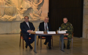 Prezident republiky Miloš Zeman, hejtman Moravskoslezského kraje Miroslav Novák a ředitel KVV Ostrava plukovník Jaroslav Hrabec během diskuse uvnitř památníku