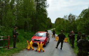 Poté co vojáci zabezpečili prostory elektrárny, vybudovali kontrolně propouštěcí místo.